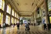 arte en azulejos en la estación de sao bento, oporto
