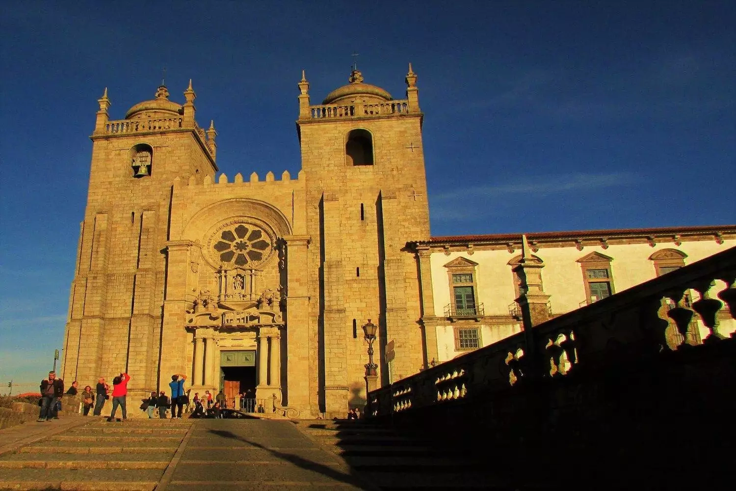 a fachada principal da sé do porto