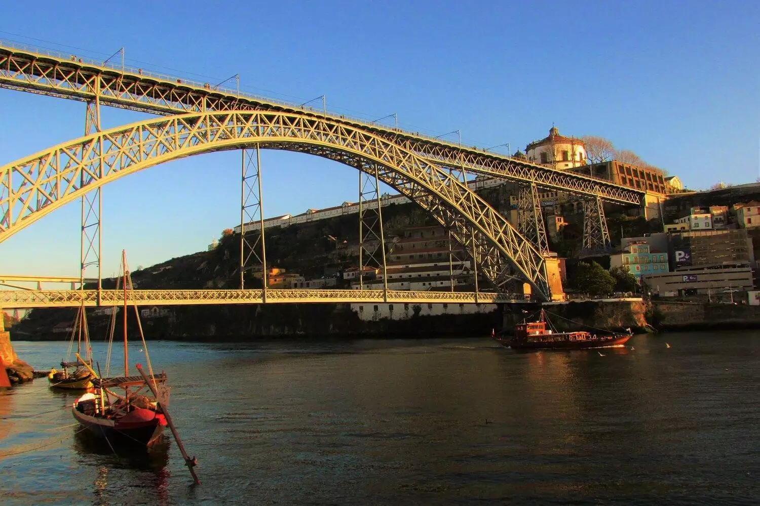 os barcos rabelos e a ponte luis I no porto