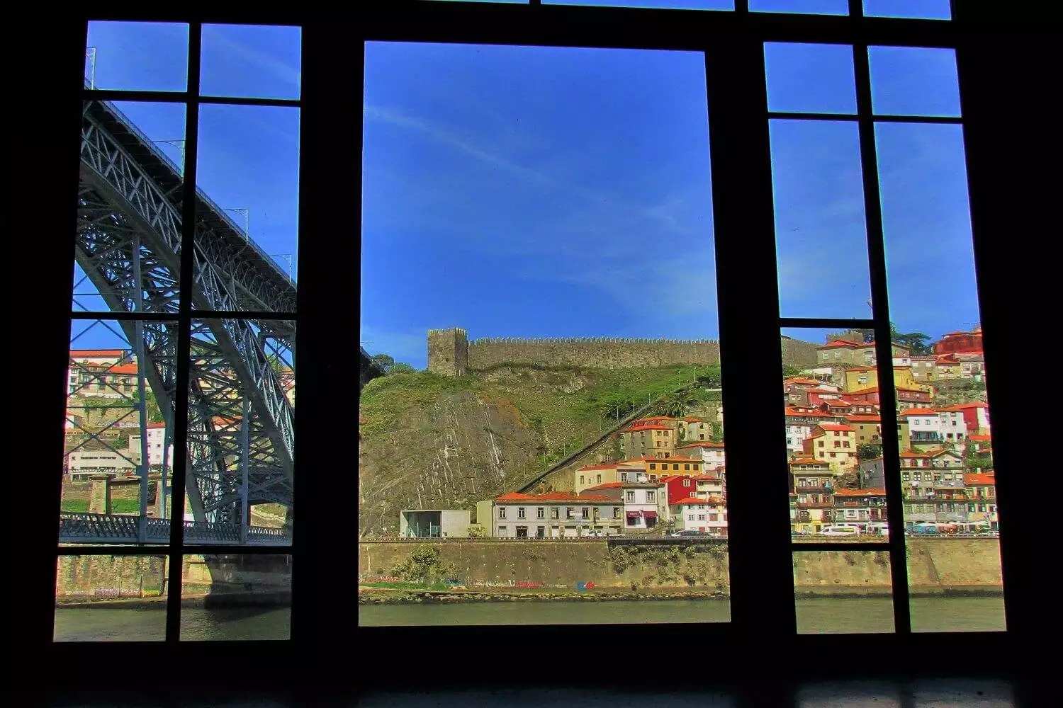vista da ponte luis I desde as caves de vinho do porto