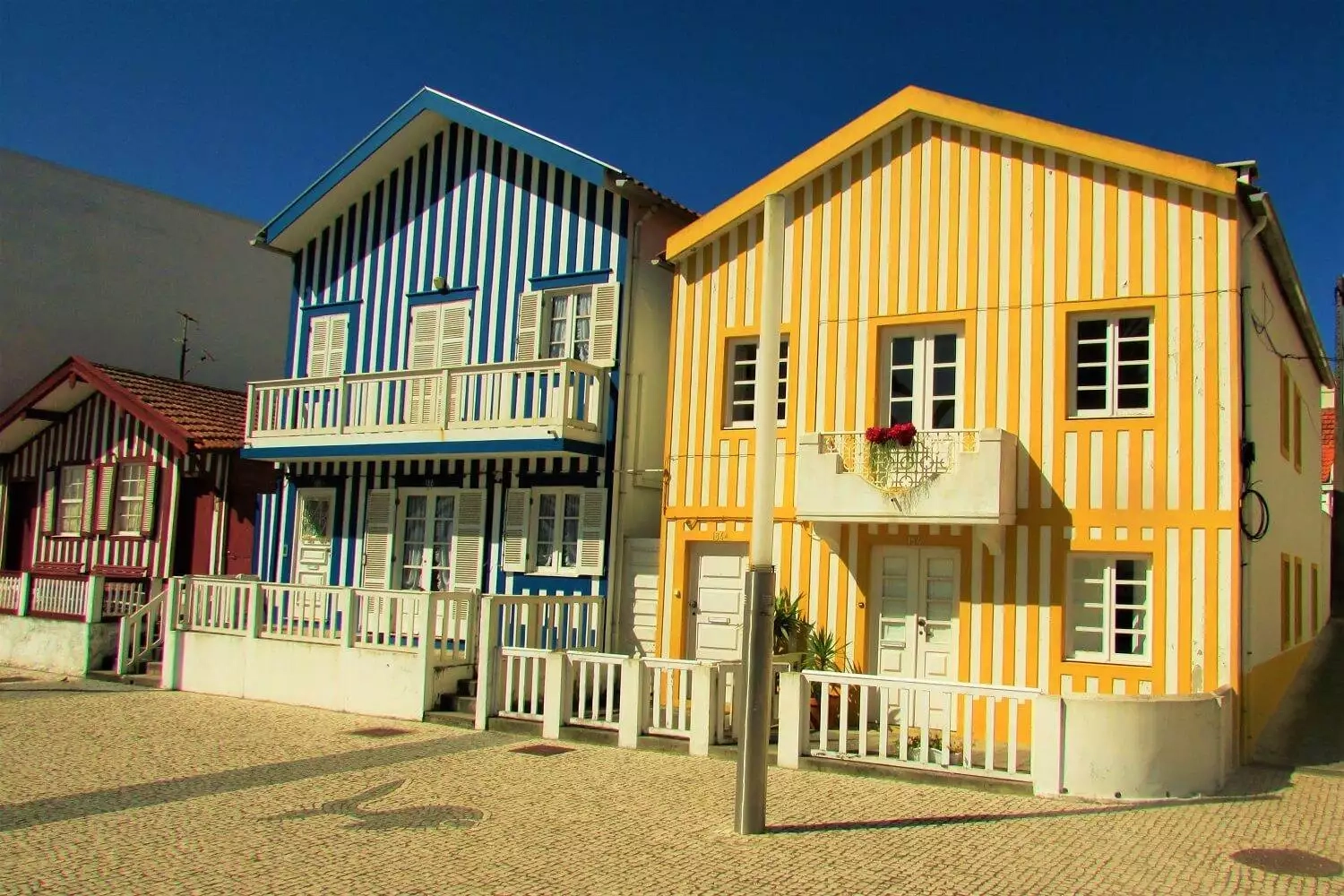 as casas tipicas de costa nova em aveiro